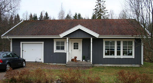 Frdigmlade huset med vakthunden!