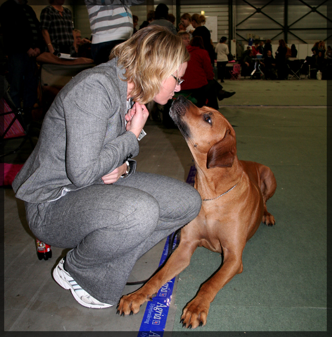 Minos giving mum Annika a kiss!